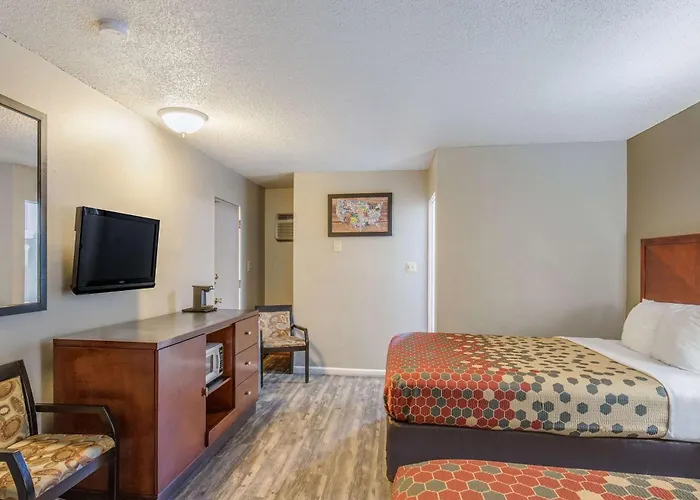 Econo Lodge Inn & Suites