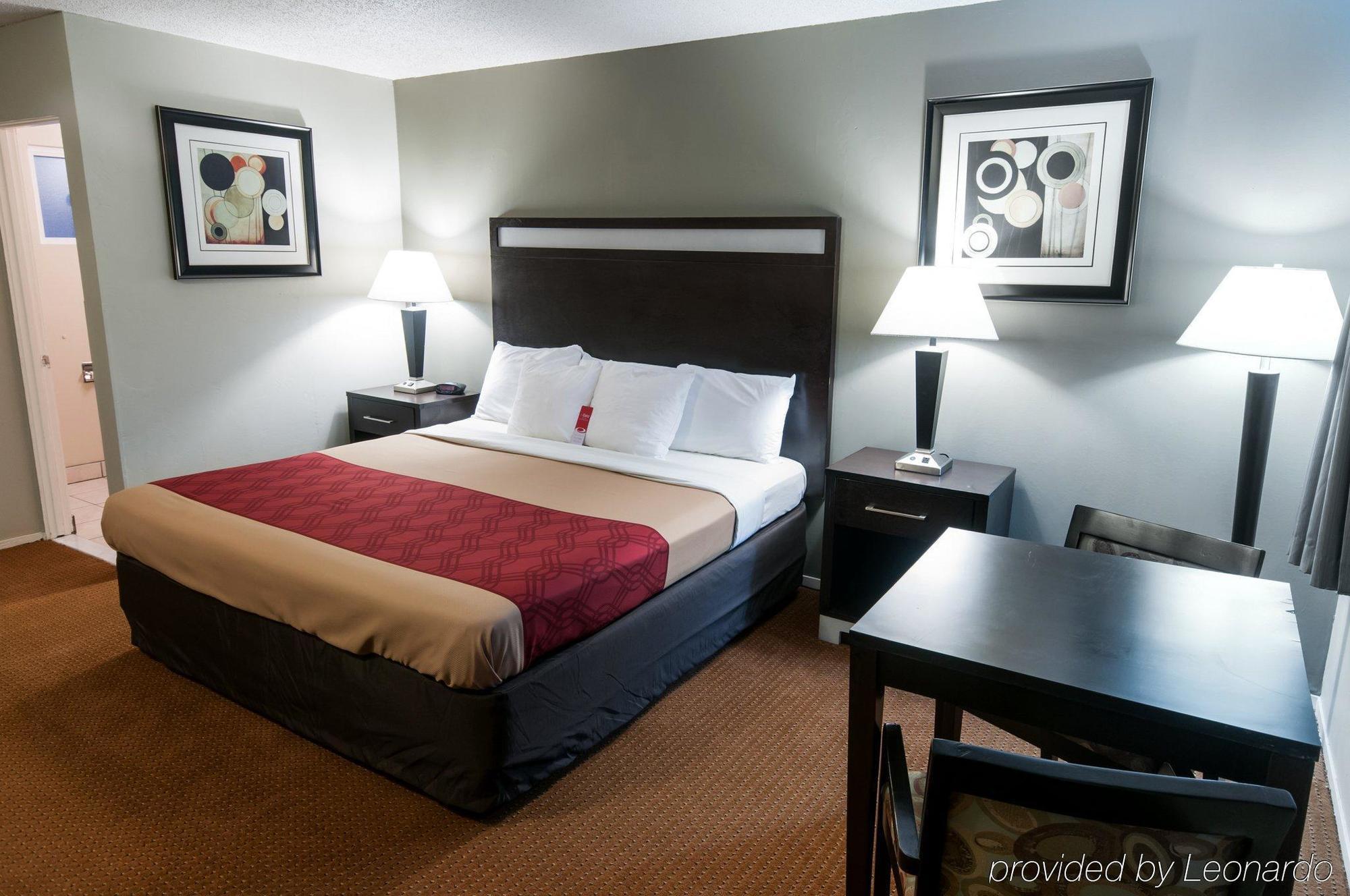 Hotel Econo &